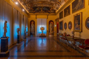 Bolonya, İtalya, 21 Eylül 2021: İtalya 'nın Bologna kentindeki Palazzo Comunale' de Oda.