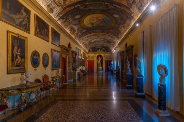 Bolonya, İtalya, 21 Eylül 2021: İtalya 'nın Bologna kentindeki Palazzo Comunale' de Oda.