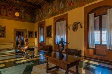Bolonya, İtalya, 21 Eylül 2021: İtalya 'nın Bologna kentindeki Palazzo Comunale' de Oda.