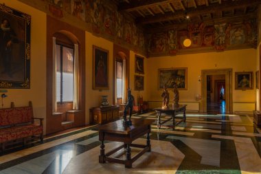 Bolonya, İtalya, 21 Eylül 2021: İtalya 'nın Bologna kentindeki Palazzo Comunale' de Oda.