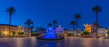 Merida, İspanya, 19 Mayıs 2021: İspanya 'nın Merida kentindeki Plaza de Espana' da gün batımı