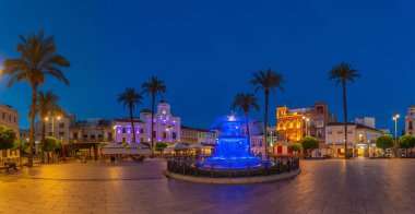 Merida, İspanya, 19 Mayıs 2021: İspanya 'nın Merida kentindeki Plaza de Espana' da gün batımı