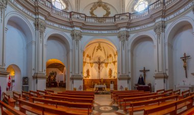 Cuenca, İspanya, 27 Mayıs 2021: İspanya 'nın Cuenca kentindeki San Pedro kilisesinin içi