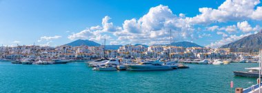 Marbella, İspanya, 23 Mayıs 2021: Puerto Banus, İspanya