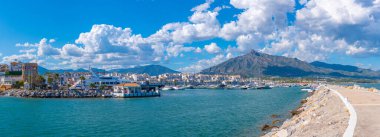 Marbella, İspanya, 23 Mayıs 2021: Puerto Banus, İspanya