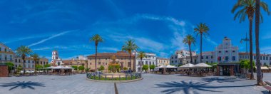 Merida, İspanya, 20 Mayıs 2021: İspanya 'nın Merida kentindeki Plaza de Espana' ya bakan belediye binası