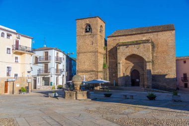 Plasencia, İspanya, 17 Mayıs 2021: İspanya 'nın Plasencia kentindeki Plaza San Nicolas' ta insanlar geziniyor