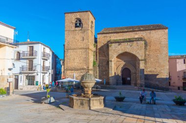 Plasencia, İspanya, 17 Mayıs 2021: İspanya 'nın Plasencia kentindeki Plaza San Nicolas' ta insanlar geziniyor