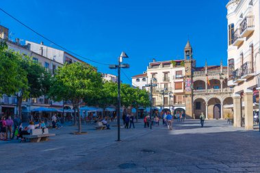 Plasencia, İspanya, 17 Mayıs 2021: İspanya 'nın Plasencia kentindeki Plaza Belediye Başkanı' nda insanlar geziniyor