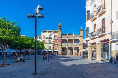 Plasencia, İspanya, 17 Mayıs 2021: İspanya 'nın Plasencia kentindeki Plaza Belediye Başkanı' nda insanlar geziniyor