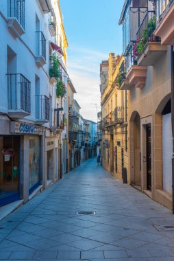 Plasencia, İspanya, 17 Mayıs 2021: İspanyol şehri Plasencia 'da ticari cadde