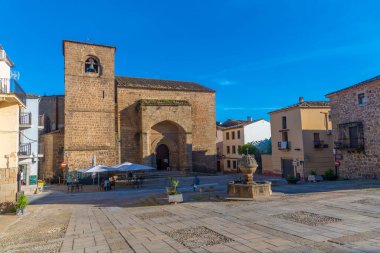 Plasencia, İspanya, 17 Mayıs 2021: İspanya 'nın Plasencia kentindeki Plaza San Nicolas' ta insanlar geziniyor