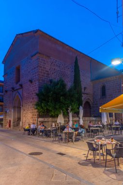 Plasencia, İspanya, 17 Mayıs 2021: İspanya 'nın Plasencia kentindeki San Esteban kilisesinin gün batımı manzarası