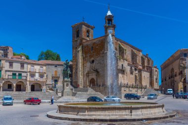 Trujillo, İspanya, 18 Mayıs 2021: İspanya 'nın Trujillo kentindeki Plaza Belediye Başkanı' nda insanlar geziniyor