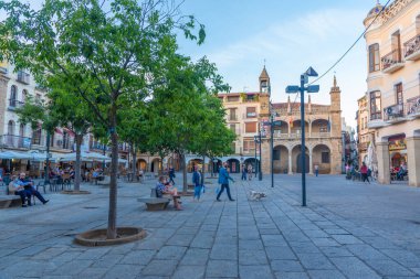 Plasencia, İspanya, 18 Mayıs 2021: İspanya 'nın Plasencia kentindeki Plaza San Nicolas' ta insanlar geziniyor