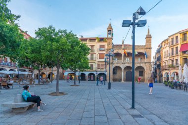 Plasencia, İspanya, 18 Mayıs 2021: İspanya 'nın Plasencia kentindeki Plaza San Nicolas' ta insanlar geziniyor