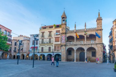 Plasencia, İspanya, 18 Mayıs 2021: İspanya 'nın Plasencia kentindeki Plaza San Nicolas' ta insanlar geziniyor