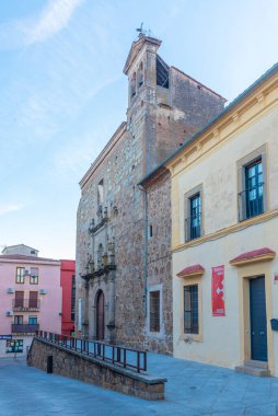 Plasencia, İspanya, 18 Mayıs 2021: İspanyol kenti Plasencia 'daki Santa Ana Kilisesi' nin gün batımı manzarası