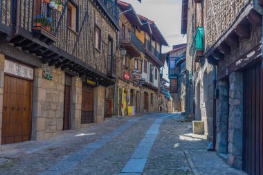 La Alberca, İspanya, 19 Mayıs 2021: İspanya 'nın La Alberca köyünde dar bir caddenin yanındaki kereste evleri
