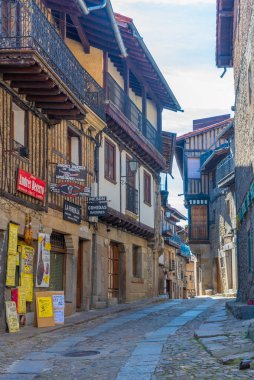 La Alberca, İspanya, 19 Mayıs 2021: İspanya 'nın La Alberca köyünde dar bir caddenin yanındaki kereste evleri