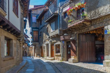 La Alberca, İspanya, 19 Mayıs 2021: İspanya 'nın La Alberca köyünde dar bir caddenin yanındaki kereste evleri