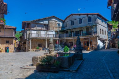 San Martin del Castanar, İspanya, 19 Mayıs 2021: İspanya 'nın San Martin del Castanar köyündeki Plaza Belediye Başkanı