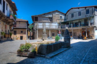 San Martin del Castanar, İspanya, 19 Mayıs 2021: İspanya 'nın San Martin del Castanar köyündeki Plaza Belediye Başkanı