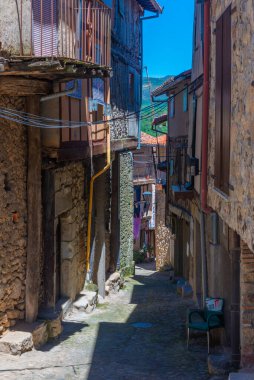 Miranda del Castanar, İspanya, 19 Mayıs 2021: İspanya 'da Miranda del Castanar köyünde dar bir caddenin yanındaki kereste evleri