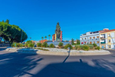 Merida, İspanya, 19 Mayıs 2021: İspanyol kenti Merida 'da bir kavşakta çeşme