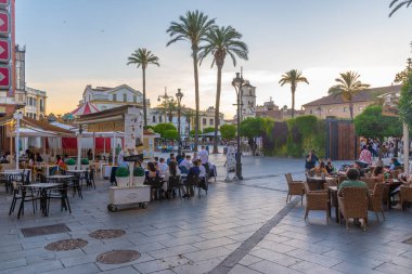 Merida, İspanya, 19 Mayıs 2021: İspanya 'nın Merida kentindeki Plaza de Espana' da görülen katedralin üzerinde gün batımı