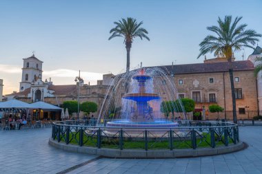 Merida, İspanya, 19 Mayıs 2021: İspanya 'nın Merida kentindeki Plaza de Espana' da görülen katedralin üzerinde gün batımı