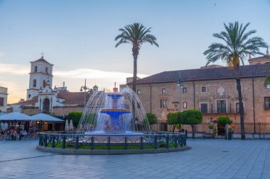 Merida, İspanya, 19 Mayıs 2021: İspanya 'nın Merida kentindeki Plaza de Espana' da görülen katedralin üzerinde gün batımı