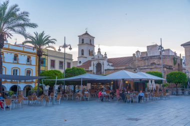 Merida, İspanya, 19 Mayıs 2021: İspanya 'nın Merida kentindeki Plaza de Espana' da görülen katedralin üzerinde gün batımı