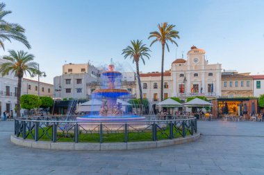 Merida, İspanya, 19 Mayıs 2021: İspanya 'nın Merida kentindeki Plaza de Espana' da gün batımı