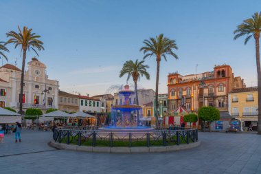 Merida, İspanya, 19 Mayıs 2021: İspanya 'nın Merida kentindeki Plaza de Espana' da gün batımı