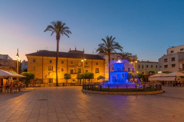 Merida, İspanya, 19 Mayıs 2021: İspanya 'nın Merida kentindeki Plaza de Espana' nın gün batımı manzarası