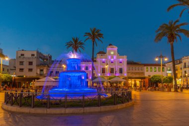 Merida, İspanya, 19 Mayıs 2021: İspanya 'nın Merida kentindeki Plaza de Espana' da gün batımı