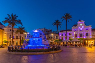 Merida, İspanya, 19 Mayıs 2021: İspanya 'nın Merida kentindeki Plaza de Espana' da gün batımı