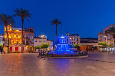 Merida, İspanya, 19 Mayıs 2021: İspanya 'nın Merida kentindeki Plaza de Espana' nın gün batımı manzarası