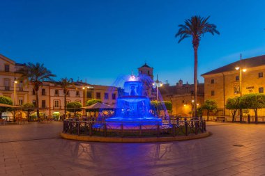 Merida, İspanya, 19 Mayıs 2021: İspanya 'nın Merida kentindeki Plaza de Espana' nın gün batımı manzarası