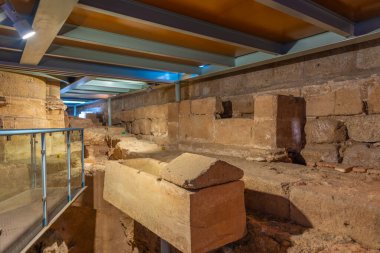 Merida, İspanya, 20 Mayıs 2021: Merida, İspanya 'da Santa Eulalia Bazilikası altında Necropolis