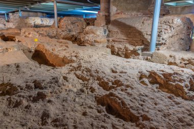 Merida, İspanya, 20 Mayıs 2021: Merida, İspanya 'da Santa Eulalia Bazilikası altında Necropolis