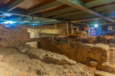 Merida, İspanya, 20 Mayıs 2021: Merida, İspanya 'da Santa Eulalia Bazilikası altında Necropolis