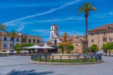 Merida, İspanya, 20 Mayıs 2021: İspanya 'nın Merida kentindeki Plaza de Espana katedrali