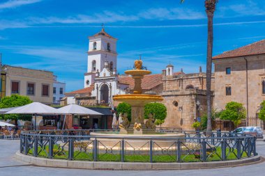 Merida, İspanya, 20 Mayıs 2021: İspanya 'nın Merida kentindeki Plaza de Espana katedrali