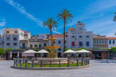 Merida, İspanya, 20 Mayıs 2021: İspanya 'nın Merida kentindeki Plaza de Espana' ya bakan belediye binası