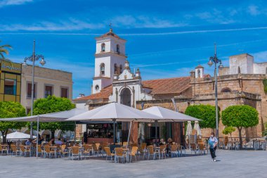 Merida, İspanya, 20 Mayıs 2021: İspanya 'nın Merida kentindeki Plaza de Espana katedrali