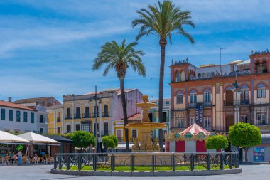Merida, İspanya, 20 Mayıs 2021: İspanyol kenti Merida 'daki Plaza de Espana manzarası