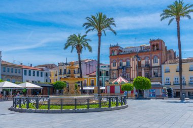 Merida, İspanya, 20 Mayıs 2021: İspanyol kenti Merida 'daki Plaza de Espana manzarası