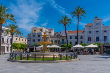 Merida, İspanya, 20 Mayıs 2021: İspanya 'nın Merida kentindeki Plaza de Espana' ya bakan belediye binası